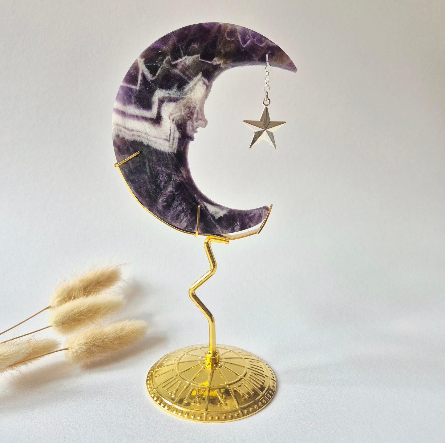 Dream Amethist Maan op Goudkleurige Standaard – 10cm #1 - Edelsteen Gezicht Gravure Spiritueel Interieur