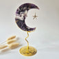 Dream Amethist Maan op Goudkleurige Standaard – 10cm #1 - Edelsteen Gezicht Gravure Spiritueel Interieur