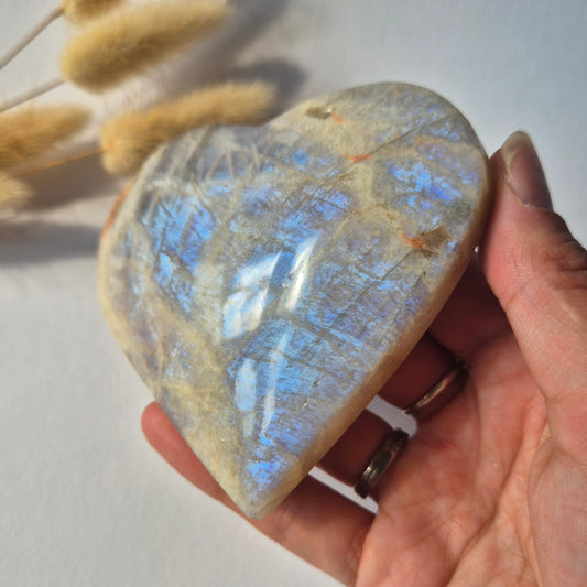 Blauer Mondstein Herz (mit schönem Blitz) Palmstein Handstein