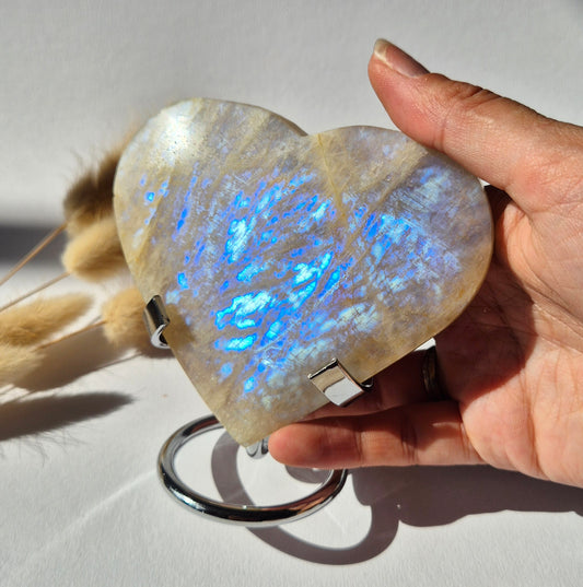 Blauer Mondstein Herz (mit schönem Blitz) Palmstein Handstein
