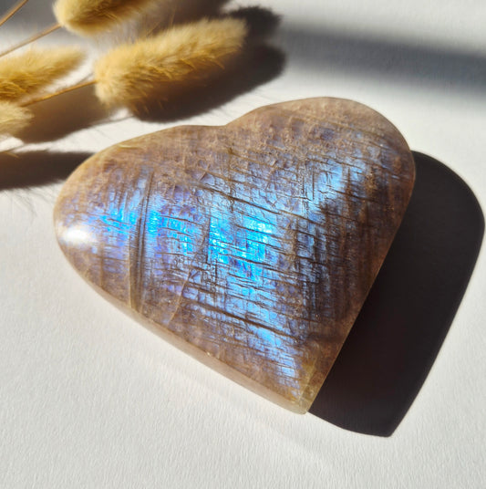 Blauer Mondstein Herz (mit schönem Blitz) Palmstein Handstein