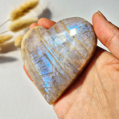 Flashy Blauwe Maansteen Hart – 187 gram Edelsteen Moonstone
