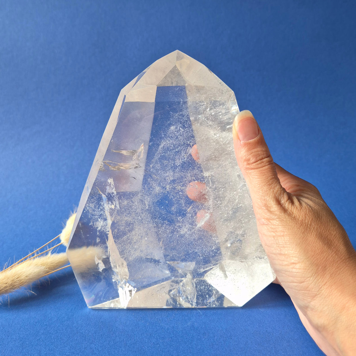 XL gepolijste bergkristal freeform van 1383 gram met heldere zones, natuurlijke interne structuren en regenboogreflecties