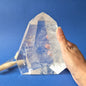 XL gepolijste bergkristal freeform van 1383 gram met heldere zones, natuurlijke interne structuren en regenboogreflecties
