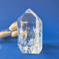Premium Bergkristal Punt met Regenboog 400g – Clear Quartz Brazilië