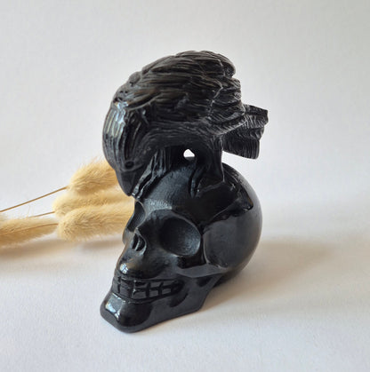 Zwarte Obsidiaan Raaf op Schedel edelsteen carving – 422 gram (Halloween)