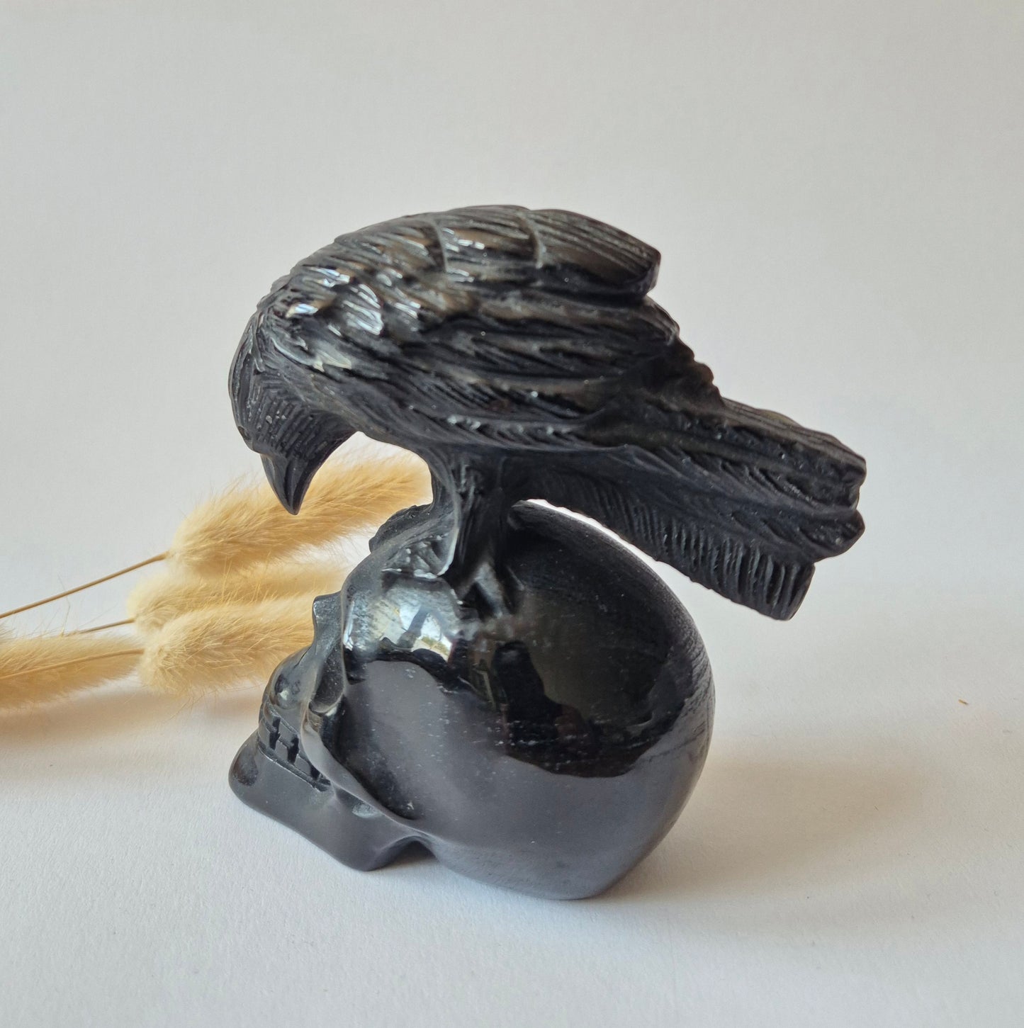 Zwarte Obsidiaan Raaf op Schedel edelsteen carving – 422 gram (Halloween)