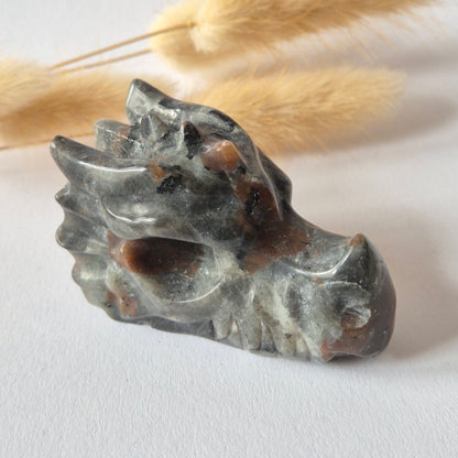 Yooperlite Dragon Skull – 6 cm (Halloween collectie)