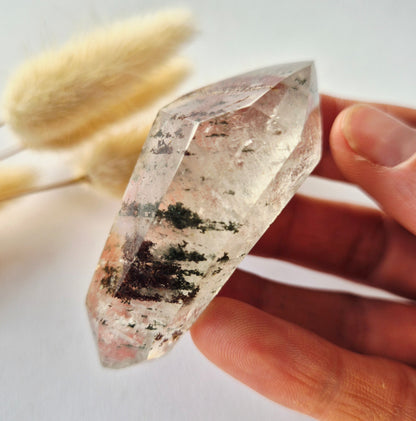 Gartenquarz, 1000 Schichten, Tropfen – stehender Edelsteinkristall, 119 g.