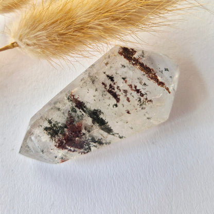 Gartenquarz, 1000 Schichten, Tropfen – stehender Edelsteinkristall, 119 g.