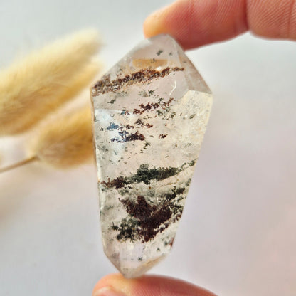 Gartenquarz, 1000 Schichten, Tropfen – stehender Edelsteinkristall, 119 g.