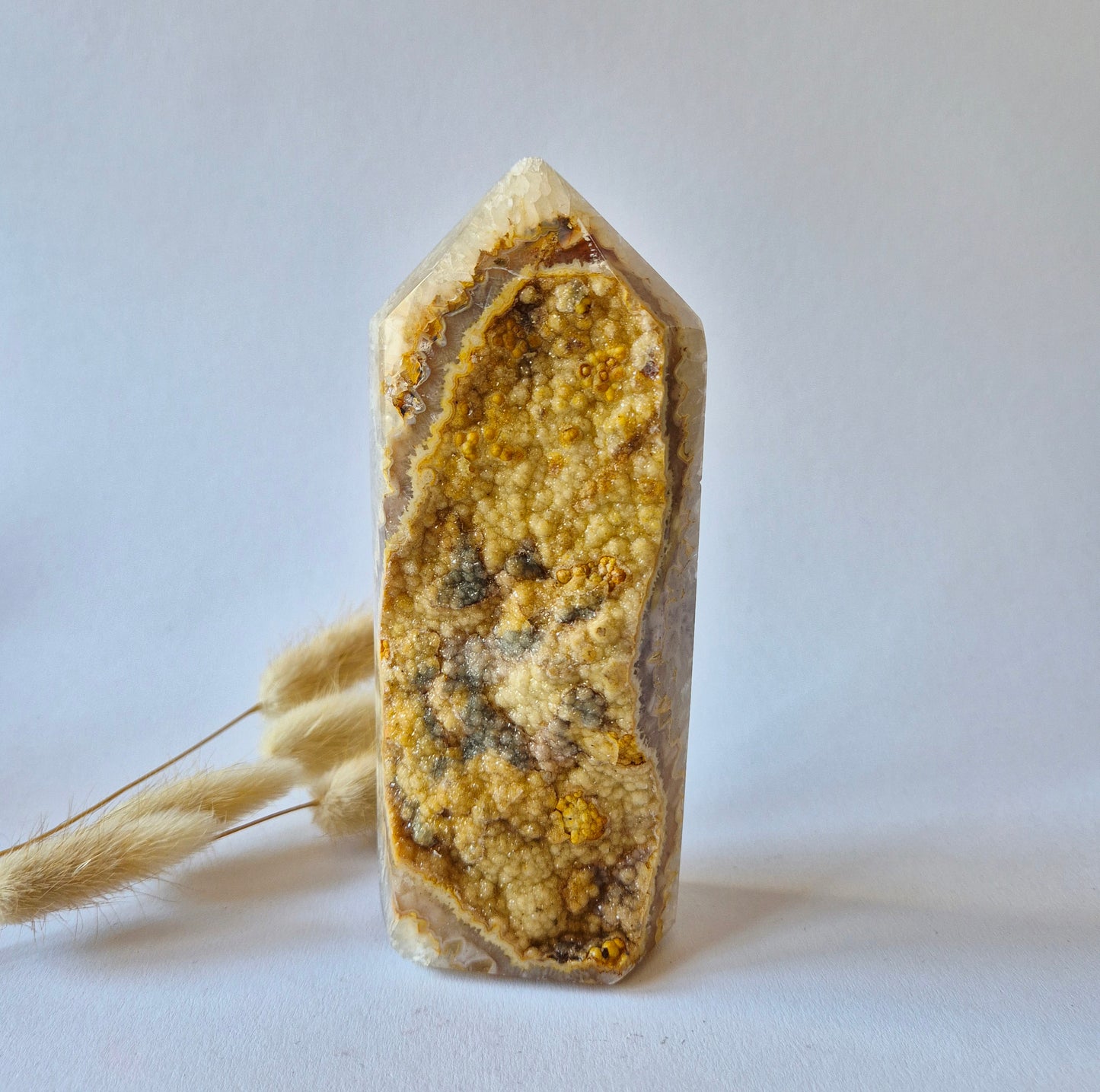 Druzy Grauer Achat - Tropfenförmiger stehender Edelsteinkristall - Nr. 12. 86 Gramm