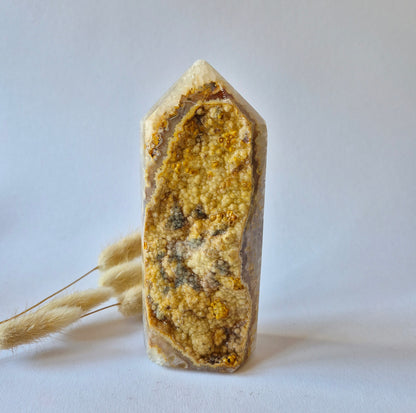 Druzy Grauer Achat - Tropfenförmiger stehender Edelsteinkristall - Nr. 12. 86 Gramm