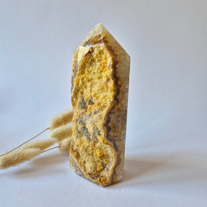 Druzy Grauer Achat - Tropfenförmiger stehender Edelsteinkristall - Nr. 12. 86 Gramm
