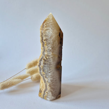 Druzy Grauer Achat - Tropfenförmiger stehender Edelsteinkristall - Nr. 12. 86 Gramm