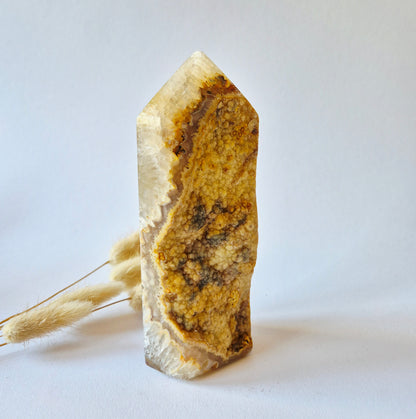 Druzy Grauer Achat - Tropfenförmiger stehender Edelsteinkristall - Nr. 12. 86 Gramm