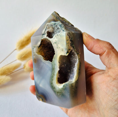 Druzy Grauer Achat - Tropfenförmiger stehender Edelsteinkristall - Nr. 12. 86 Gramm