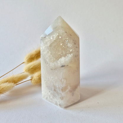 Druzy Grauer Achat - Tropfenförmiger stehender Edelsteinkristall - Nr. 12. 86 Gramm
