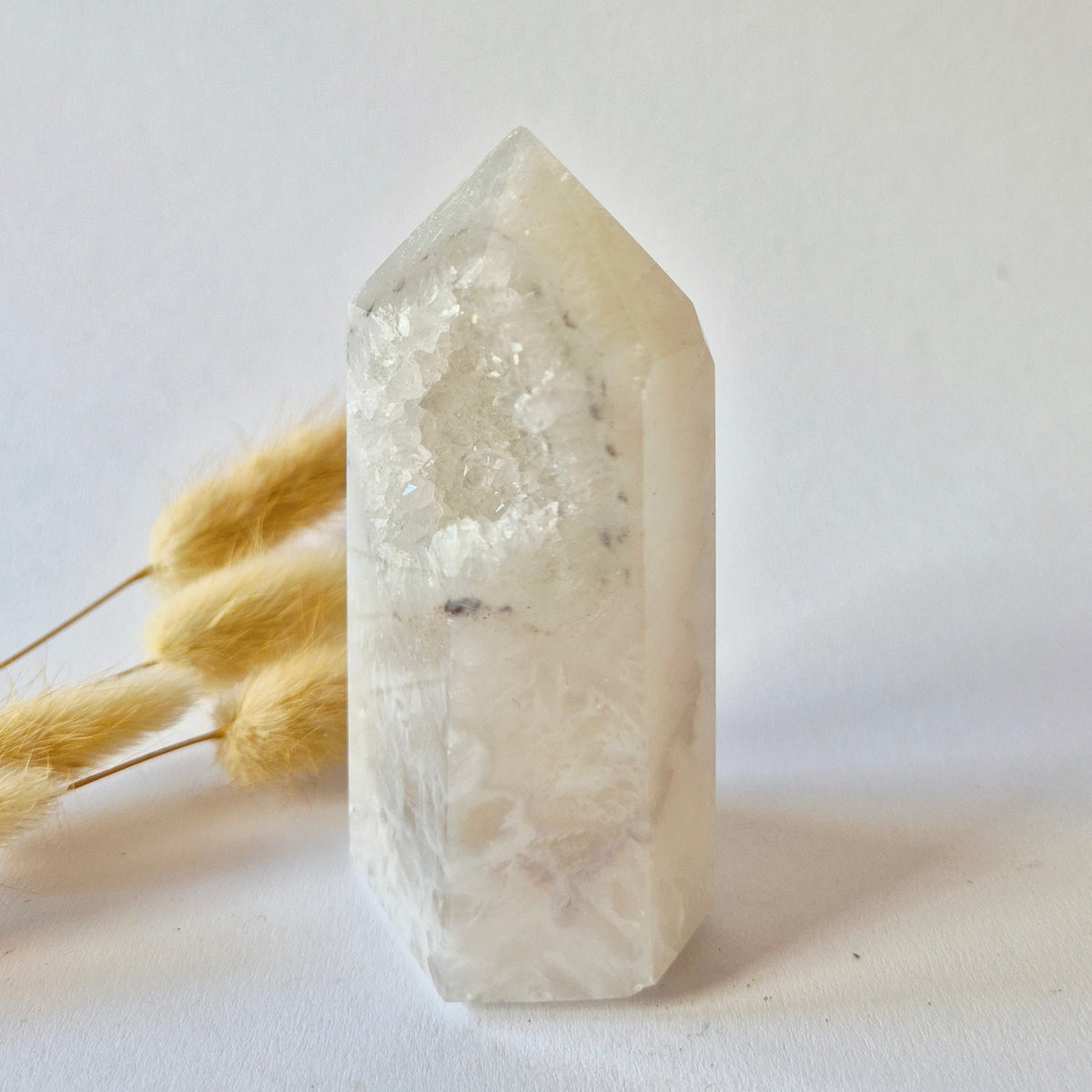 Druzy Grauer Achat - Tropfenförmiger stehender Edelsteinkristall - Nr. 12. 86 Gramm