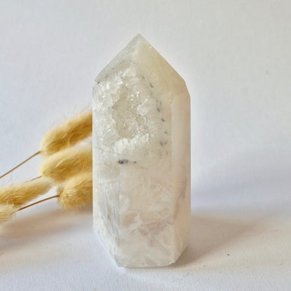 Druzy Grauer Achat - Tropfenförmiger stehender Edelsteinkristall - Nr. 12. 86 Gramm
