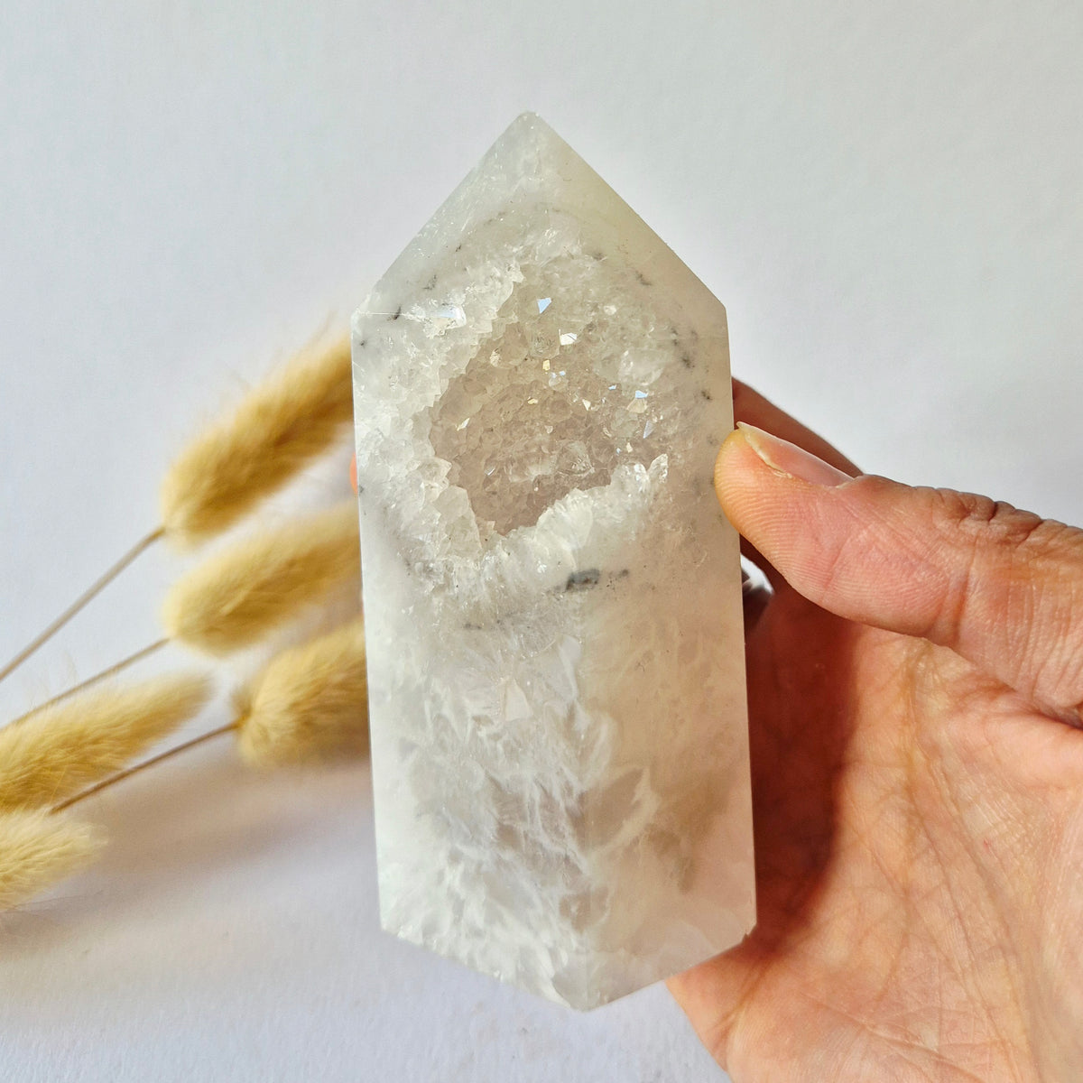 Druzy Grauer Achat - Tropfenförmiger stehender Edelsteinkristall - Nr. 12. 86 Gramm