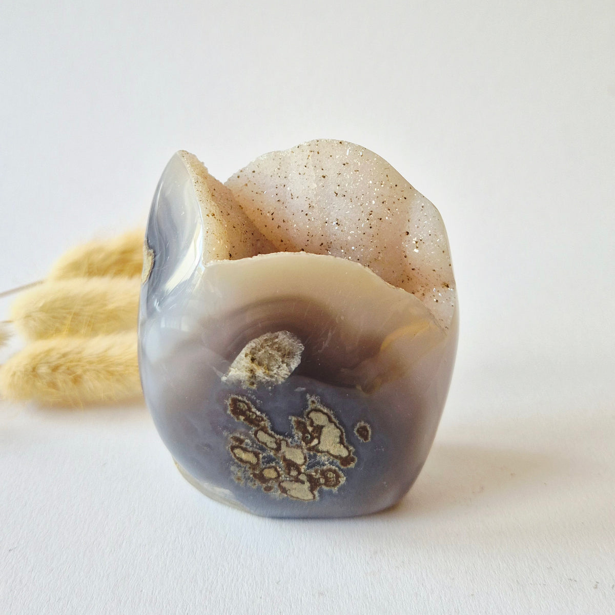 Druzy Grauer Achat - Tropfenförmiger stehender Edelsteinkristall - Nr. 12. 86 Gramm
