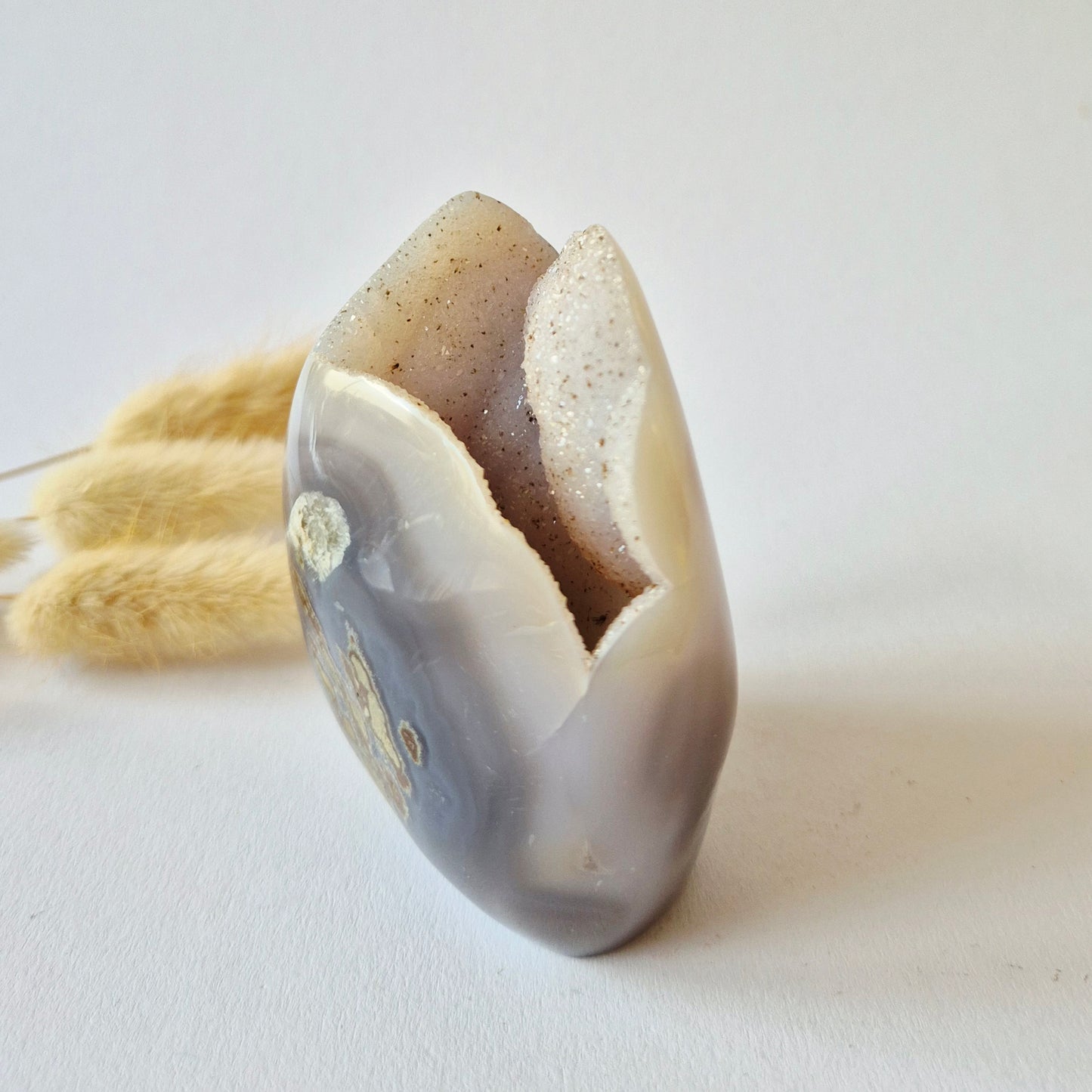 Druzy Grauer Achat - Tropfenförmiger stehender Edelsteinkristall - Nr. 12. 86 Gramm