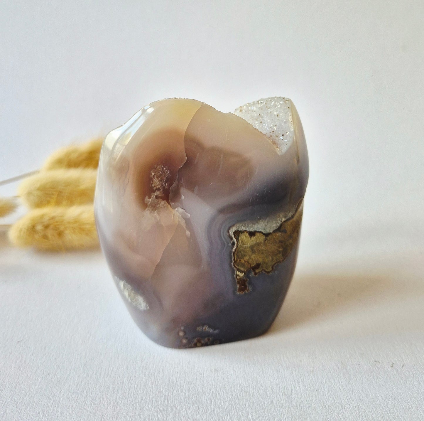 Druzy Grauer Achat - Tropfenförmiger stehender Edelsteinkristall - Nr. 12. 86 Gramm