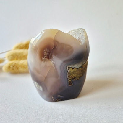 Druzy Grauer Achat - Tropfenförmiger stehender Edelsteinkristall - Nr. 12. 86 Gramm