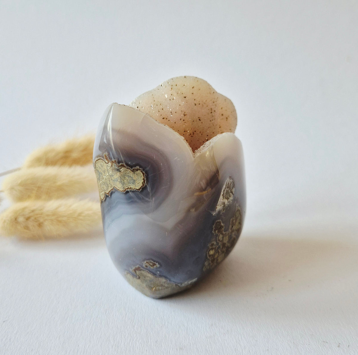 Druzy Grauer Achat - Tropfenförmiger stehender Edelsteinkristall - Nr. 12. 86 Gramm
