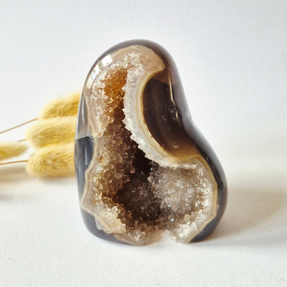 Druzy Grauer Achat - Tropfenförmiger stehender Edelsteinkristall - Nr. 12. 86 Gramm