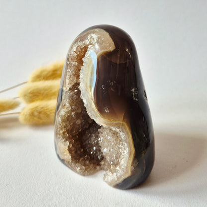Druzy Grauer Achat - Tropfenförmiger stehender Edelsteinkristall - Nr. 12. 86 Gramm