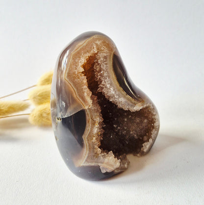 Druzy Grauer Achat - Tropfenförmiger stehender Edelsteinkristall - Nr. 12. 86 Gramm