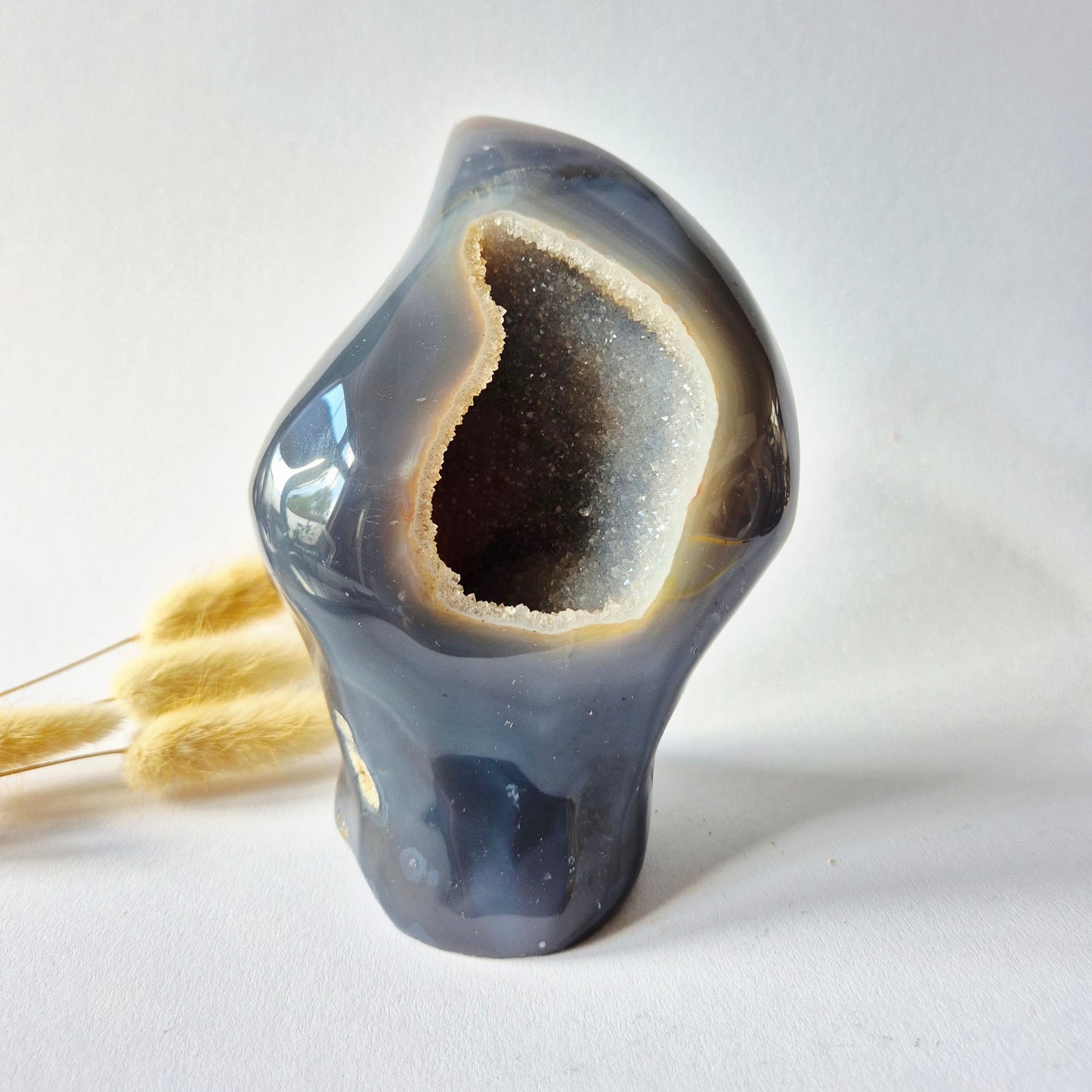 Druzy Grauer Achat - Tropfenförmiger stehender Edelsteinkristall - Nr. 12. 86 Gramm
