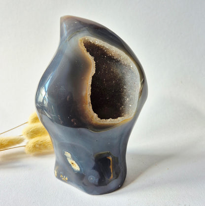 Druzy Grauer Achat - Tropfenförmiger stehender Edelsteinkristall - Nr. 12. 86 Gramm