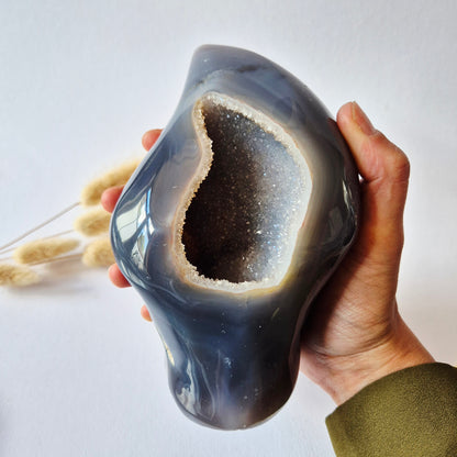 Druzy Grauer Achat - Tropfenförmiger stehender Edelsteinkristall - Nr. 12. 86 Gramm