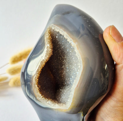 Druzy Grauer Achat - Tropfenförmiger stehender Edelsteinkristall - Nr. 12. 86 Gramm