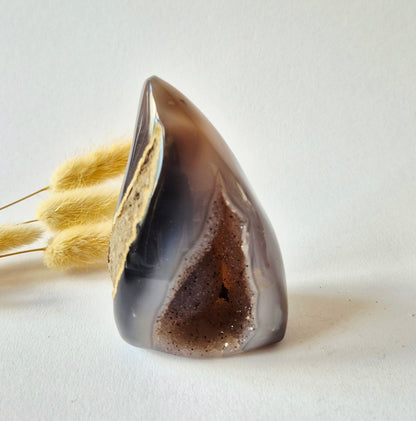 Druzy Grauer Achat - Tropfenförmiger stehender Edelsteinkristall - Nr. 12. 86 Gramm