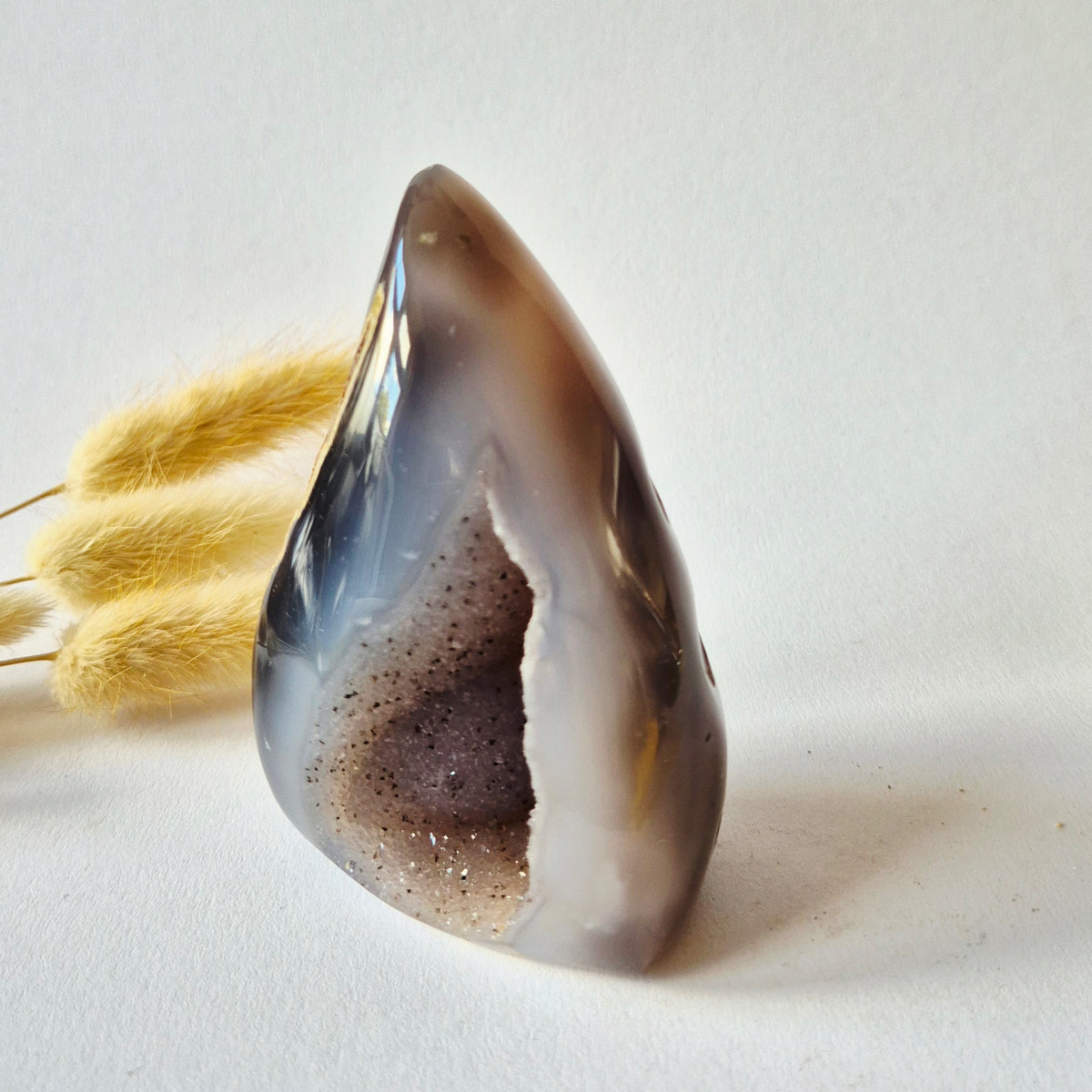 Druzy Grauer Achat - Tropfenförmiger stehender Edelsteinkristall - Nr. 12. 86 Gramm