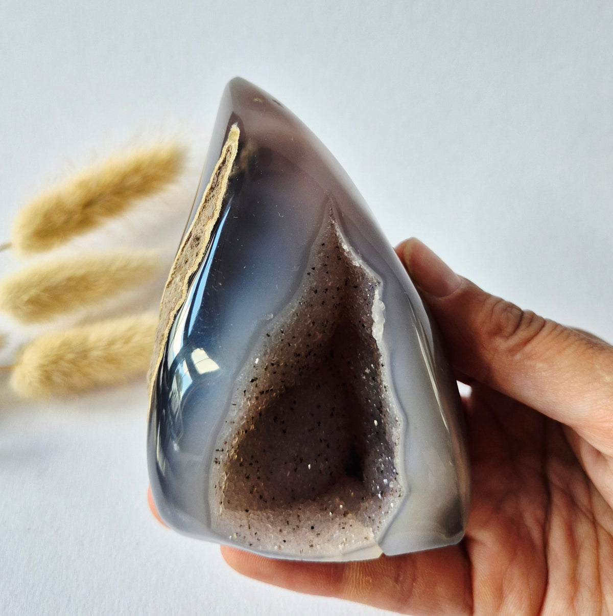 Druzy Grauer Achat - Tropfenförmiger stehender Edelsteinkristall - Nr. 12. 86 Gramm