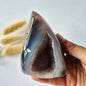 Druzy Grauer Achat - Tropfenförmiger stehender Edelsteinkristall - Nr. 12. 86 Gramm