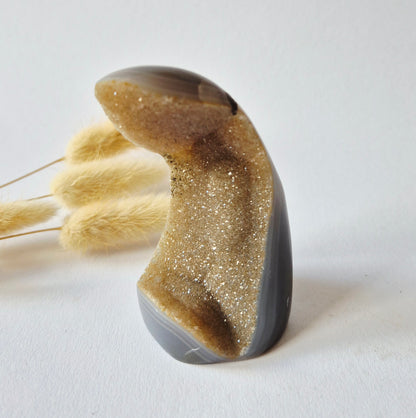 Druzy Grauer Achat - Tropfenförmiger stehender Edelsteinkristall - Nr. 12. 86 Gramm