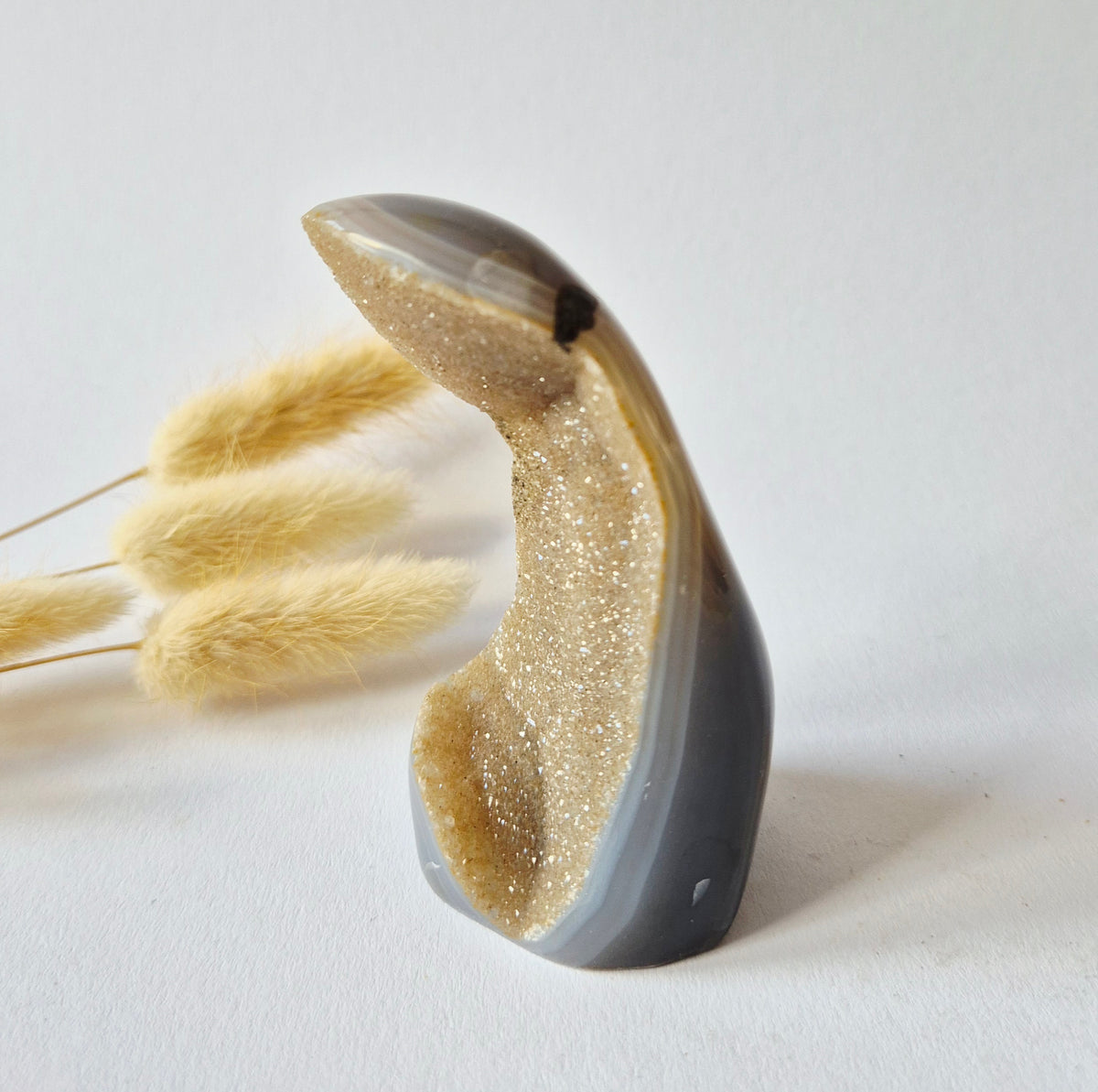Druzy Grauer Achat - Tropfenförmiger stehender Edelsteinkristall - Nr. 12. 86 Gramm