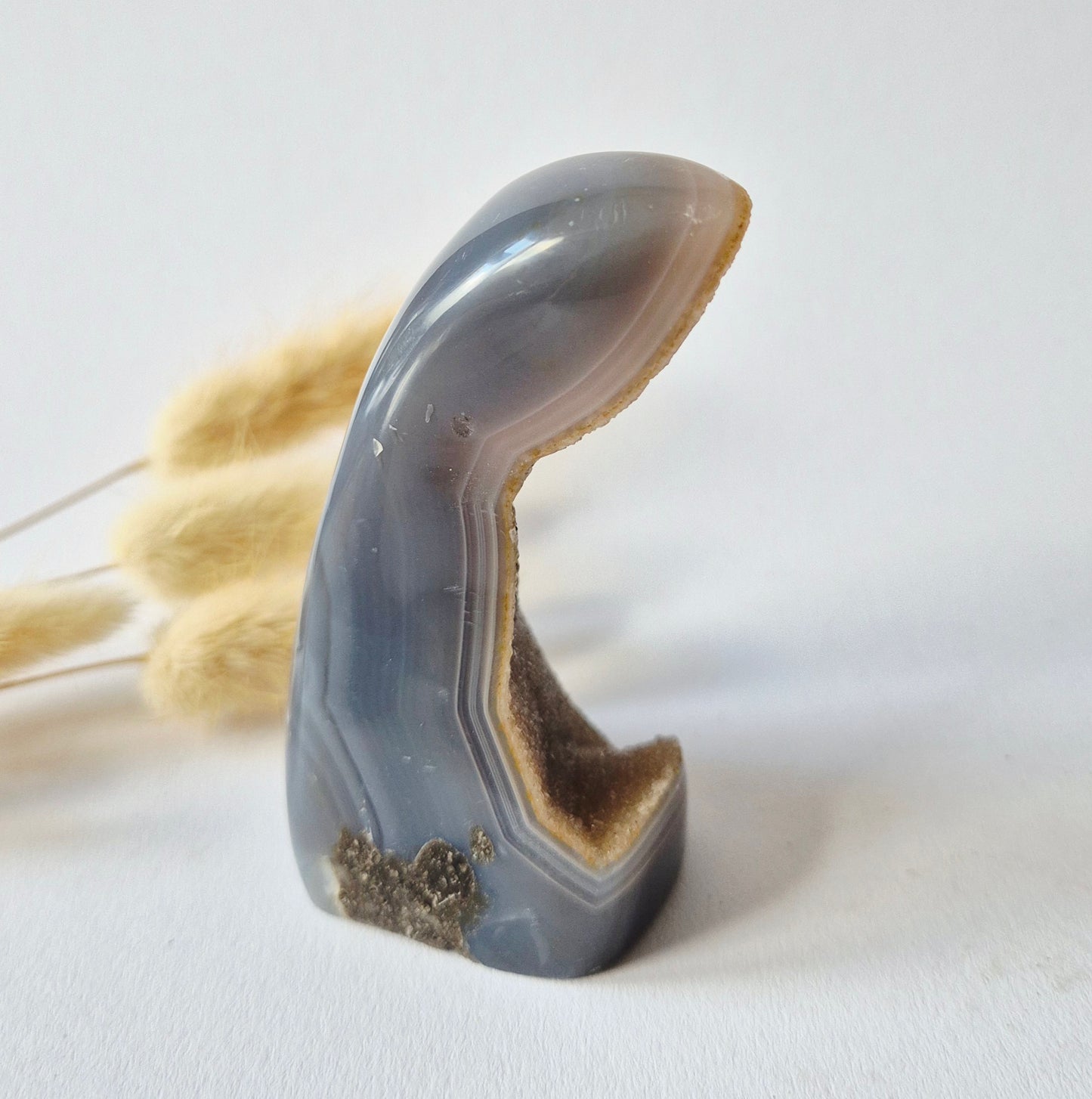 Druzy Grauer Achat - Tropfenförmiger stehender Edelsteinkristall - Nr. 12. 86 Gramm