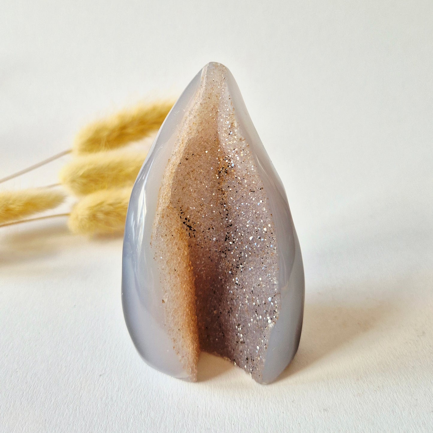 Druzy Grauer Achat - Tropfenförmiger stehender Edelsteinkristall - Nr. 12. 86 Gramm