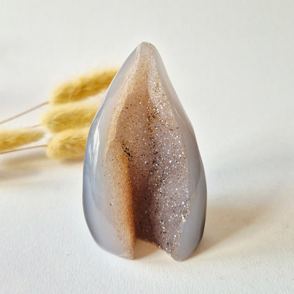 Druzy Grauer Achat - Tropfenförmiger stehender Edelsteinkristall - Nr. 12. 86 Gramm