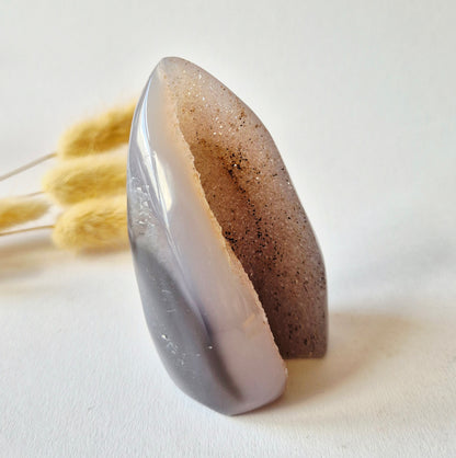 Druzy Grauer Achat - Tropfenförmiger stehender Edelsteinkristall - Nr. 12. 86 Gramm