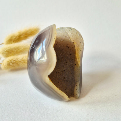 Druzy Grauer Achat - Tropfenförmiger stehender Edelsteinkristall - Nr. 12. 86 Gramm