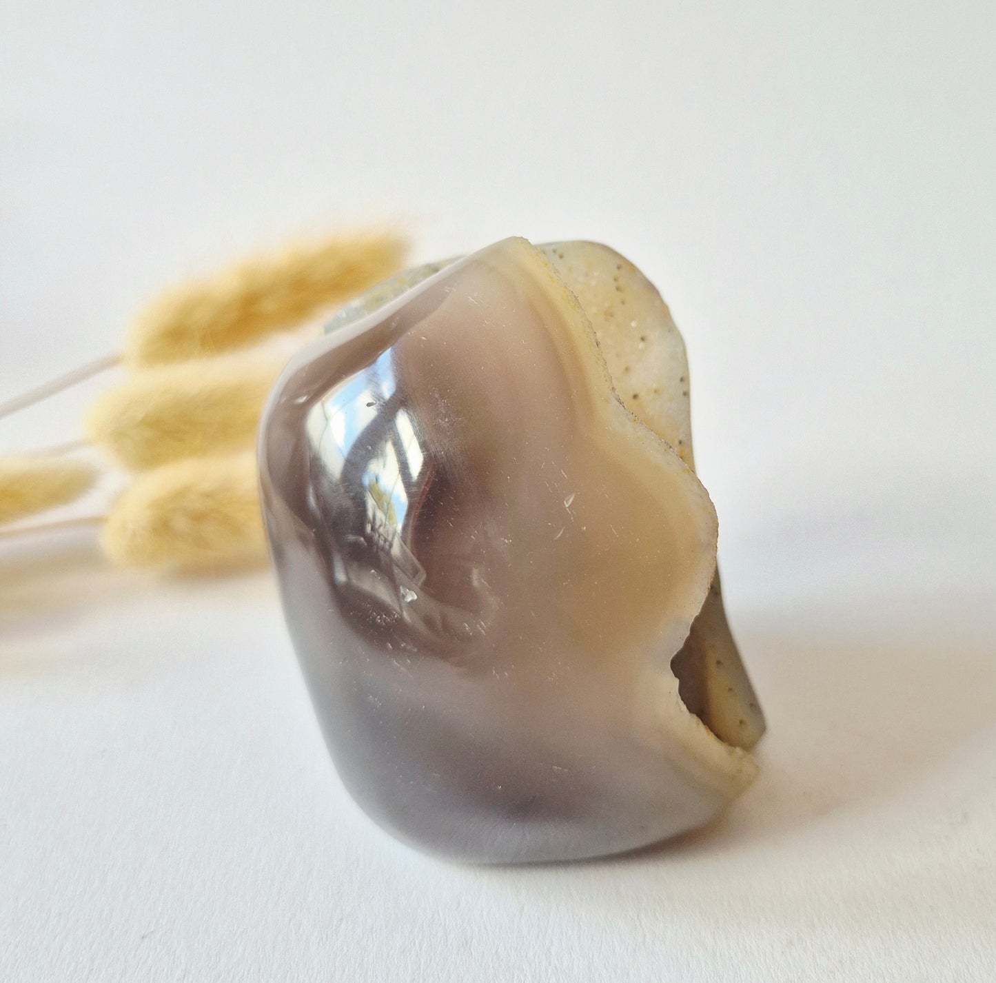Druzy Grauer Achat - Tropfenförmiger stehender Edelsteinkristall - Nr. 12. 86 Gramm