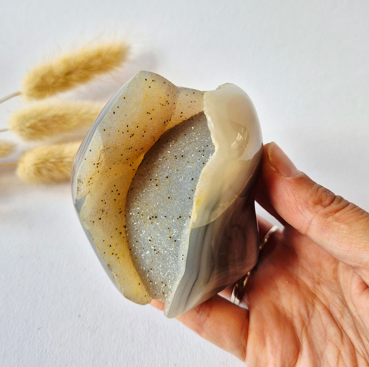 Druzy Grauer Achat - Tropfenförmiger stehender Edelsteinkristall - Nr. 12. 86 Gramm